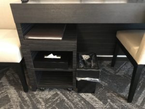 ホテルマイステイズ浜松町 スタンダードダブルルーム デスク下 ゴミ箱とティッシュがあります