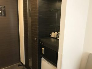 ホテルマイステイズ浜松町 スタンダードダブルルーム 玄関脇 棚と金庫、冷蔵庫があります
