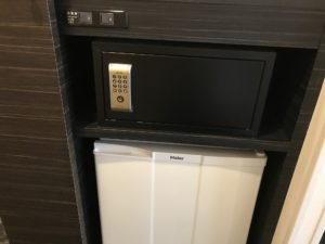 ホテルマイステイズ浜松町 スタンダードダブルルーム 玄関脇 金庫と冷蔵庫があります