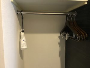 ホテルマイステイズ浜松町 スタンダードダブルルーム 玄関わきのハンガー