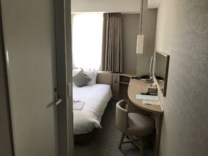 名鉄イン浜松町 シングルルーム 玄関から窓方向を撮影