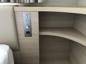 名鉄イン浜松町 シングルルーム 枕元のスイッチ類とコンセント