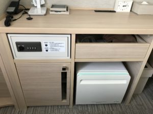 名鉄イン浜松町 シングルルーム デスク下 セキュリティボックス、引き出し、戸棚、冷蔵庫があります