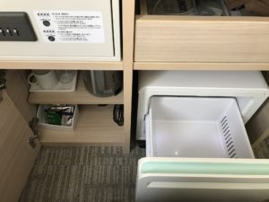名鉄イン浜松町 シングルルーム 戸棚と冷蔵庫を開けたところ