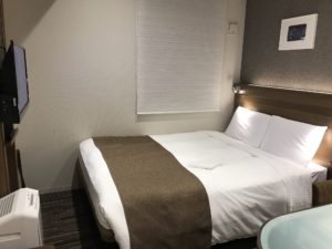 京王プレッソイン浜松町 シングルルーム 玄関から窓方向を撮影