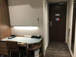 京王プレッソイン浜松町 シングルルーム 窓から玄関方向を撮影