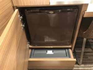 京王プレッソイン浜松町 シングルルーム デスク下 冷蔵庫とセキュリティボックスがあります