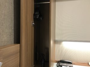 京王プレッソイン浜松町 シングルルーム デスク脇のクローゼット