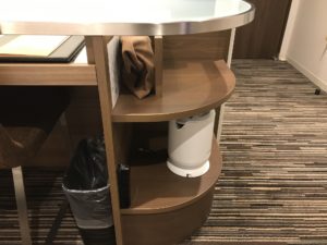 京王プレッソイン浜松町 シングルルーム デスク下 ゴミ箱、ドライヤー、電気ポット、非常灯があります