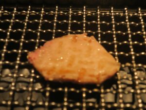 ザ・グランドスパ南大門 上牛タン塩を焼いています