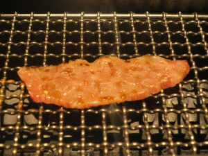 ザ・グランドスパ南大門 南大門カルビを焼いています