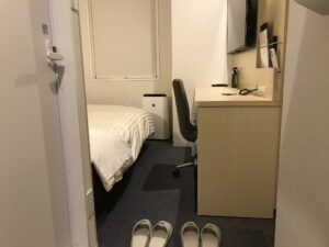 スーパーホテル 東京・芝 シングルルーム 玄関から窓方向を撮影