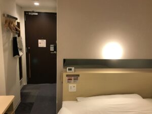 スーパーホテル 東京・芝 シングルルーム 窓側から玄関方向を撮影