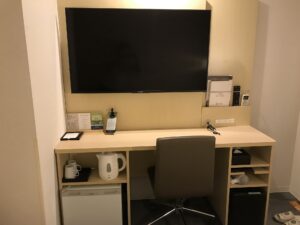 スーパーホテル 東京・芝 シングルルーム デスク 超でかい液晶テレビがあります