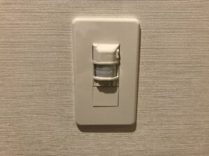 スーパーホテル 東京・芝 シングルルーム 扉の脇には人感センサーがあるだけです