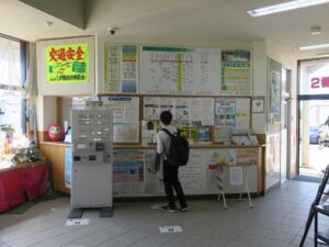 根室駅前バスターミナル 乗車券売り場とバス時刻表