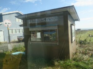 根室交通 友知バス停龍所と待合室