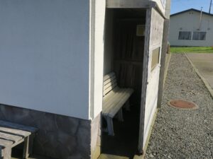 根室交通 納沙布岬バス停留所 バス待合室 横から撮影