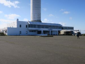 納沙布岬 オーロラタワー タワー下の建物と、駐車場と思われる広場