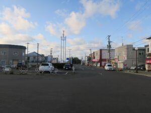 JR根室本線 根室駅 駅前通り スーパーが1軒とお土産物屋さん、飲食店が立ち並びます
