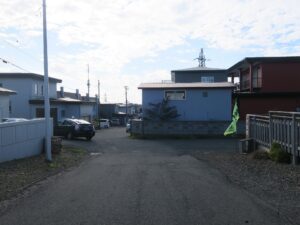 JR根室本線 東根室駅 ホーム下の通路の先 住宅街が広がります