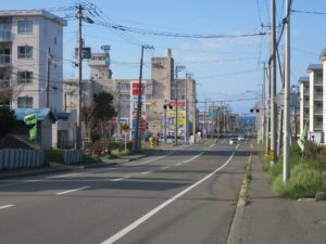 東根室駅→根室駅 根室本線の踏切 踏切を過ぎて、次の信号を左に曲がります