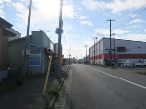 東根室駅→根室駅 根室駅付近 左側に蟹屋さん 右側にスーパーが見えます