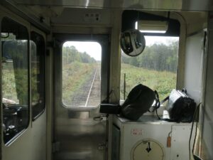 JR花咲線 上尾幌-尾幌 車内 列車は林の中を通ります