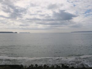 JR花咲線 門静-厚岸 列車は速度を落とし、海沿いを通ります