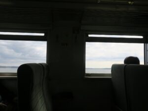 JR北海道 キハ54系 車内 厚岸-糸井沢 列車は海沿いを走ります