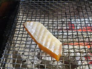 鮭のハラス 焼いているところ 炉ばた 煉瓦にて