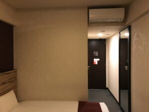 ホテル ヴィラフォンテーヌグランド東京田町 スーペリアクイーンルーム 窓から玄関方向を撮影