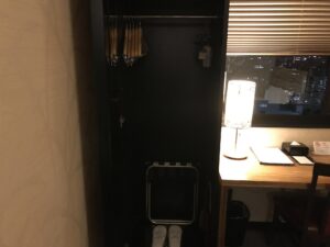 ホテル ヴィラフォンテーヌグランド東京田町 スーペリアクイーンルーム デスク脇 クローゼットになっています