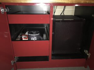 ホテル ヴィラフォンテーヌグランド東京田町 スーペリアクイーンルーム デスク下 電気ポットとマグカップ、冷蔵庫があります