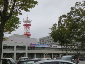 釧路市役所 和商市場の南にあります