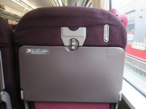 JR北海道 キハ283系 特急おおぞら 指定席 シート背面上部 テーブルとコートフック、チケットホルダー