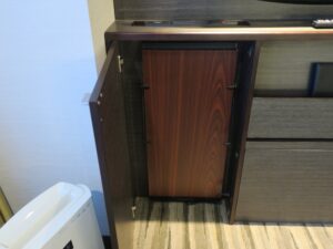 JRタワーホテル日航札幌 モデレートツイン 液晶テレビ下 ズボンプレッサーがあります