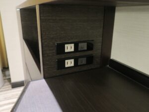 JRタワーホテル日航札幌 モデレートツイン デスク脇 ACコンセントと有線LANコネクタがあります