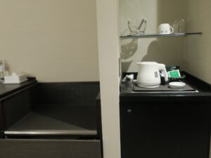 JRタワーホテル日航札幌 モデレートツイン デスク横 カバン置きと冷蔵庫があります