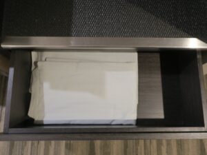JRタワーホテル日航札幌 モデレートツイン カバン置きの下の引き出し ここに部屋着が入っています