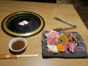 ジンギスカン 北海道士別産ラム盛り合わせ まもなく焼きに入ります 北海道ビール園にて