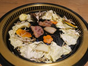 ジンギスカン 北海道士別産ラム盛り合わせ 焼いているところ 北海道ビール園にて
