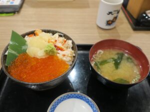 かにいくら丼 二条市場 大磯にて