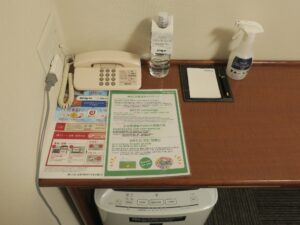 ドーミーインチェーン 天然温泉 幣舞の湯 ラビスタ釧路川 ダブルルーム デスク左 ACコンセント、電話、LANコネクタがあります