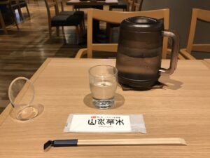 新宿天然温泉 テルマー湯 お食事処 お水はポットで持ってきてくれます