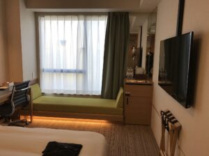カンデオホテルズ東京新橋 ダブルルーム 入り口より窓方向を撮影
