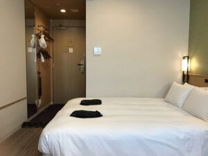 カンデオホテルズ東京新橋 ダブルルーム 窓より入り口方向を撮影