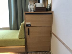 カンデオホテルズ東京新橋 ダブルルーム こあがりソファー横 正面から撮影