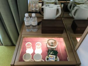 カンデオホテルズ東京新橋 ダブルルーム こあがり横 上から撮影 ガラスコップ、マグカップ、アイスペール、ミネラルウォーター、電気ポット、ACコンセントがあります