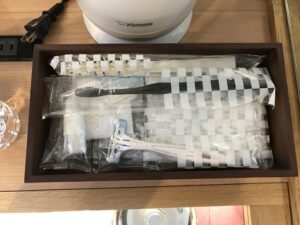 カンデオホテルズ東京新橋 ダブルルーム こあがりソファー横 アメニティ類は木箱に入っています